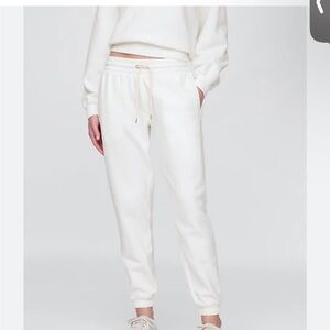 GAP women’s cream colored joggers with pockets. Size XSP.